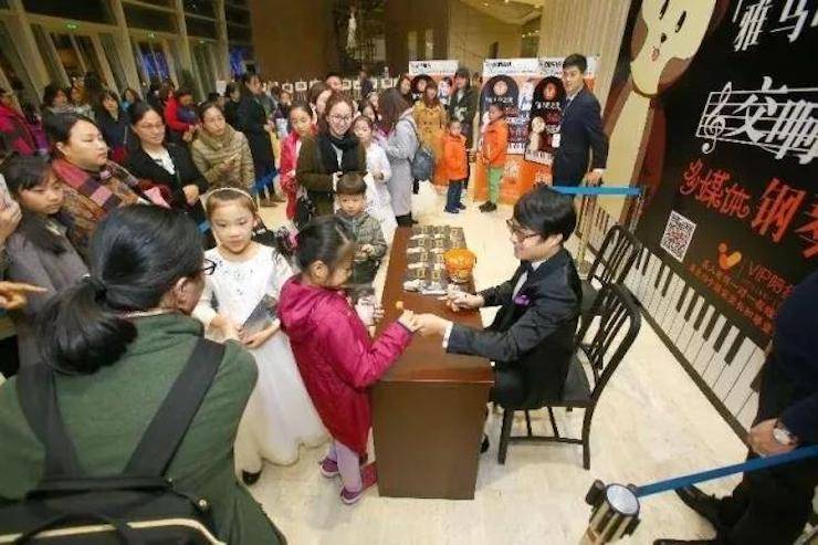 万圣节狂欢临近！优胜客艺术家宋思衡在津奏响“交响情人梦”