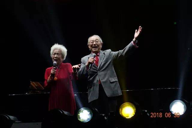 歌声悠扬，唱出时代记忆，琴声悦耳，奏响希望乐章 <br> 2018“我爱你中国?纪念改革开放40周年”经典歌曲上海演唱会圆满落幕